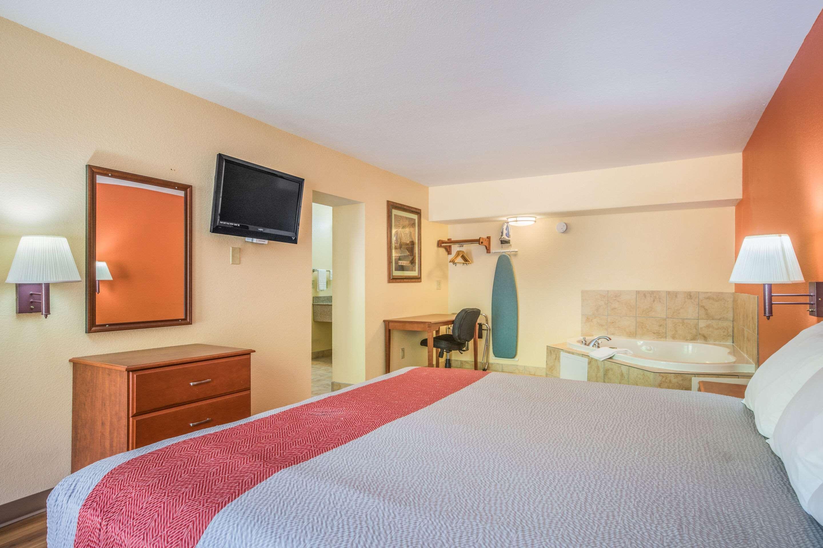 Rodeway Inn & Suites Macon Exteriér fotografie
